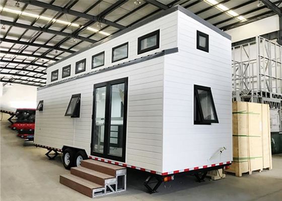 Hafif Çelik Prefab Minicik Ev Tekerlekler Üzerinde: Metal PU Sandviç Panel Duvarı ve Releri