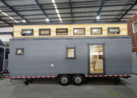 ABD Çekilebilir Prefab Mini Ev Tekerlekler Üzerinde Kompakt Yaşama Alanı Beyaz Hafif Çelik Çerçeve