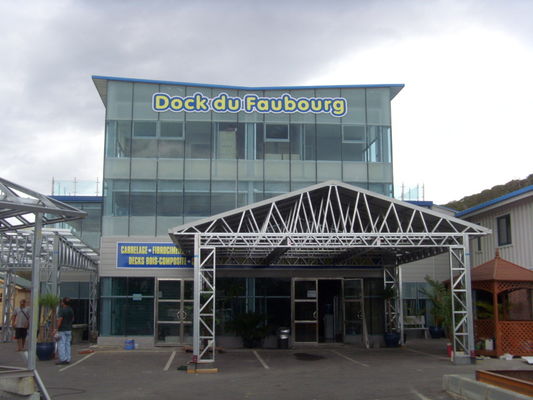 Prefabrik Hafif Çelik Yangına Dayanıklı Metal Araba Barınakları Kamp Gri Prefabrik Katlanır Araba Limanı